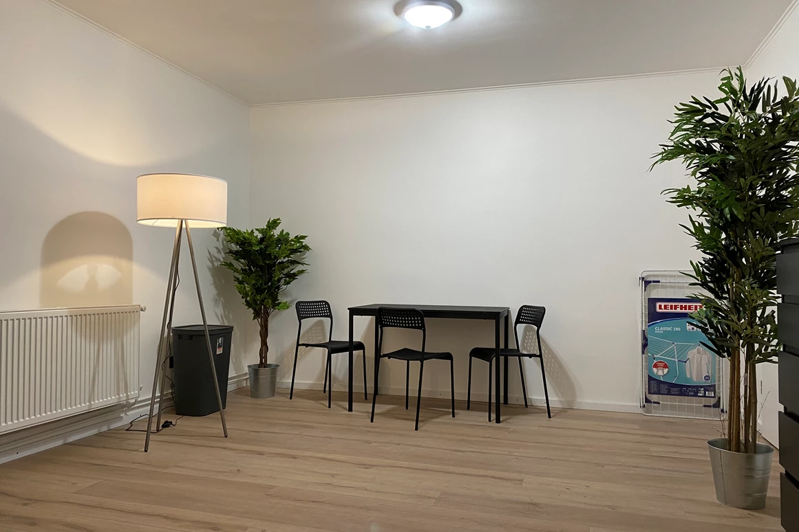 Monteurzimmer: Tisch mit Stühlen, Trockengestell - Komfort Monteurzimmer / Handwerkerzimmer Brandenburg Havel