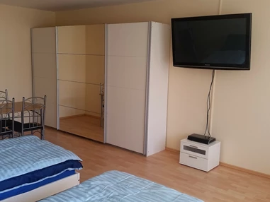 Monteurwohnung: Wohn- und Essbereich mit TV - Monteurwohnung Rastatt