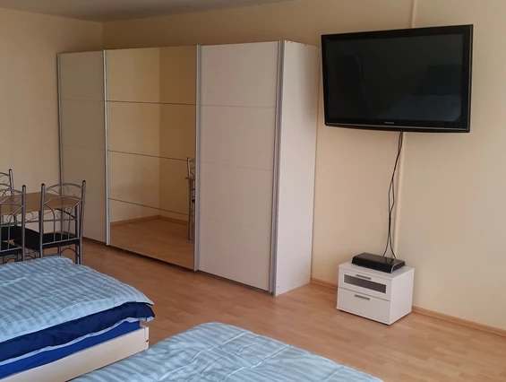 Monteurwohnung: Wohn- und Essbereich mit TV - Monteurwohnung Rastatt