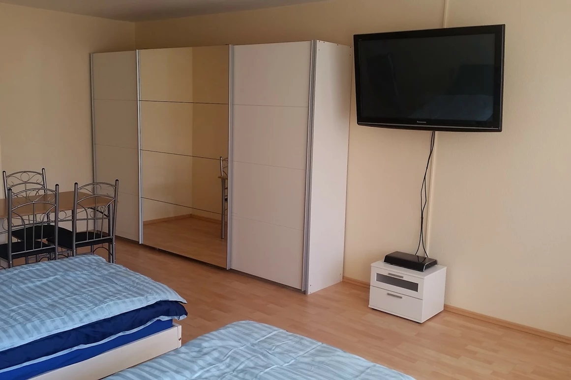 Monteurwohnung: Wohn- und Essbereich mit TV - Monteurwohnung Rastatt