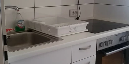 Monteurwohnung - Muggensturm Gaggenau - linke Seite der Einbauküche mit Herd und Backofen - Monteurwohnung Rastatt