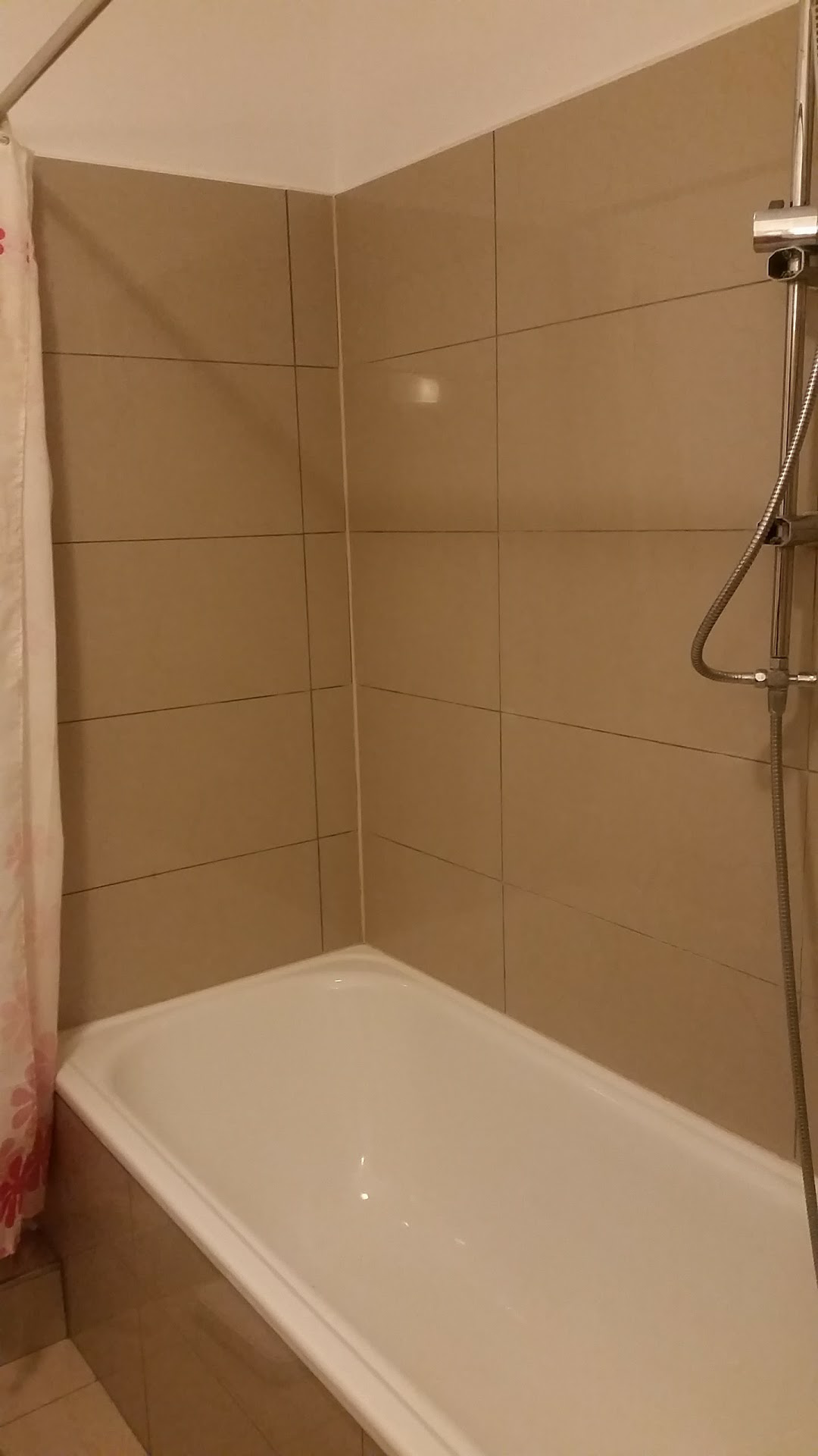 Monteurwohnung: Badewanne mit Duschfunktion im Badezimmer - Monteurwohnung Rastatt