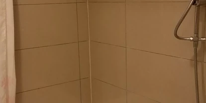 Monteurwohnung - Muggensturm Gaggenau - Badewanne mit Duschfunktion im Badezimmer - Monteurwohnung Rastatt