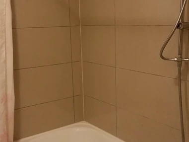 Monteurwohnung: Badewanne mit Duschfunktion im Badezimmer - Monteurwohnung Rastatt
