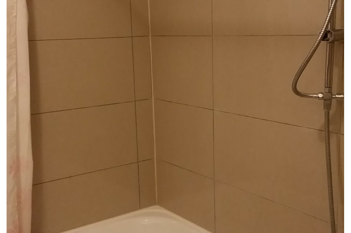 Monteurwohnung: Badewanne mit Duschfunktion im Badezimmer - Monteurwohnung Rastatt