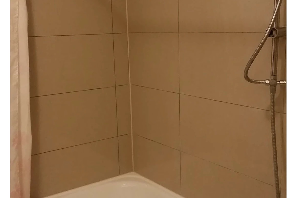 Monteurwohnung: Badewanne mit Duschfunktion im Badezimmer - Monteurwohnung Rastatt