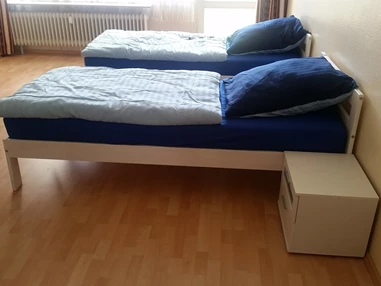 Monteurwohnung: Einzelbetten im Wohnbereich - Monteurwohnung Rastatt