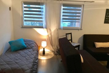 Monteurzimmer: Ein dauerhaftes Einzelbet und zwei aufklappbare Couchliegen (je 140cm x200cm) - Wohnung-Sandkrug