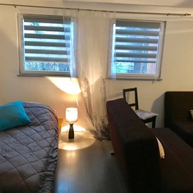 Monteurzimmer: Ein dauerhaftes Einzelbet und zwei aufklappbare Couchliegen (je 140cm x200cm) - Wohnung-Sandkrug