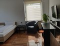 Monteurzimmer: neu renoviertes Appartement mit Twin beds (1-2 Personen); Spülküche mit Kühlschrank, eigenes Badezimmer; Schreibtisch und TV   - Bernadette Hayo