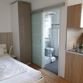Monteurzimmer: neu renoviertes Single-Appartement mit Küche, eigenes Badezimmer; Schreibtisch und TV  - Bernadette Hayo