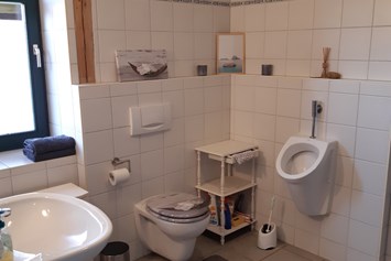 Monteurzimmer: großes Bad mit Wanne, Dusche, WZ - Fewozie
