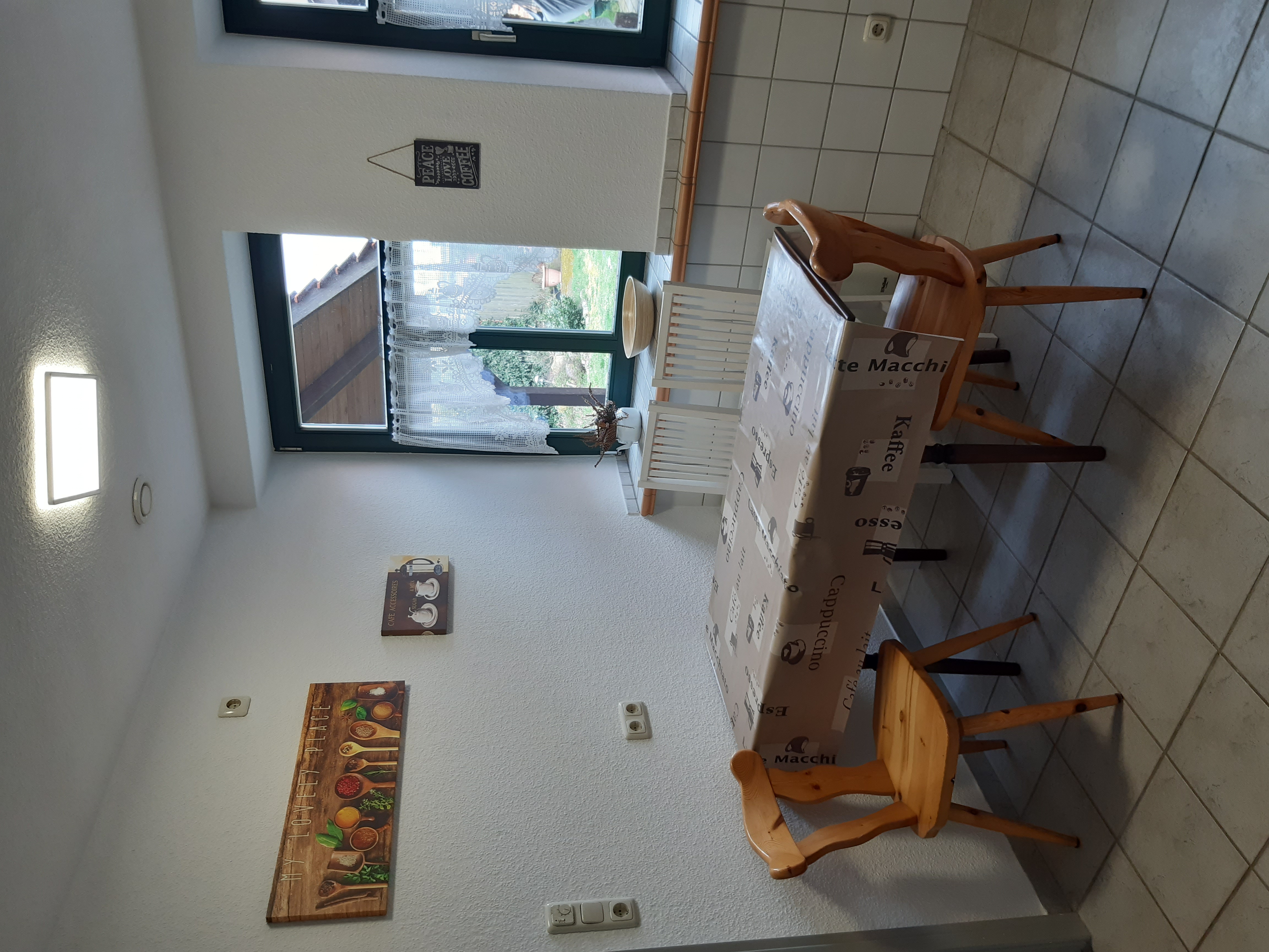 Monteurzimmer: Küche mit Sitzecke - Fewozie