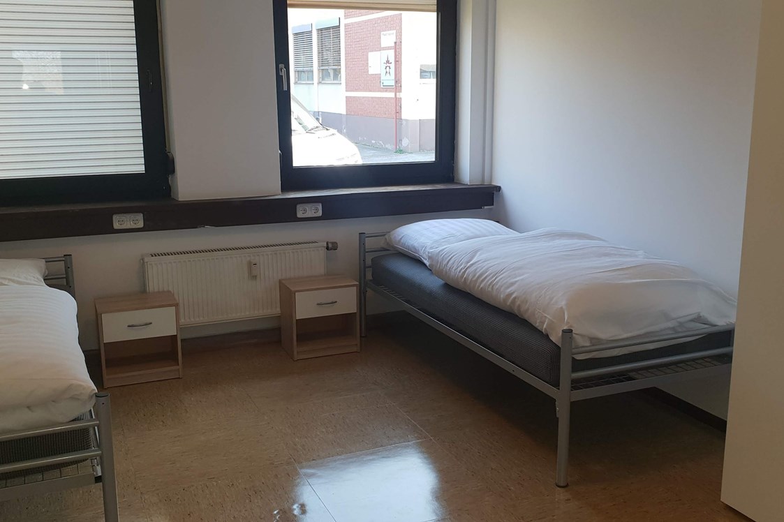 Monteurzimmer: Zwei Betten Zimmer 
Für zwei Personen 
Ca.14.5 m2
WC im Flur 2m  - Ahmet Cavus