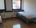 Monteurzimmer: Zwei Betten Zimmer 
Für zwei Personen 
Ca.14.5 m2
WC im Flur 2m  - Ahmet Cavus