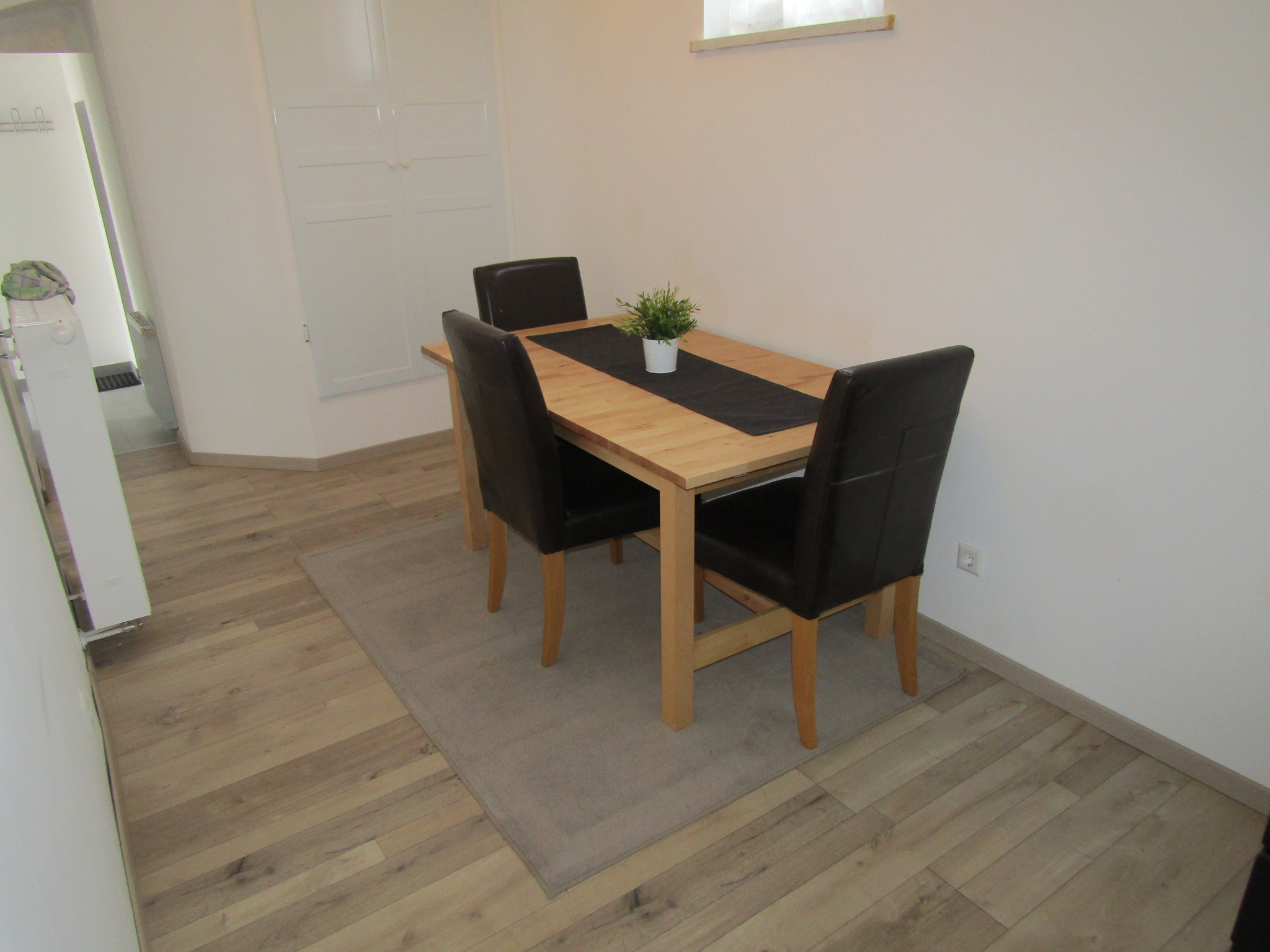 Monteurwohnung - Bettwäsche: Bettwäsche inklusive - Pfalz - Essbereich - Ferienwohnung Südpfalz