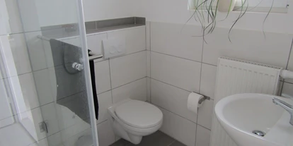 Monteurwohnung - Bettwäsche: Bettwäsche gegen Gebühr - Deutschland - Badezimmer - Ferienwohnung Südpfalz