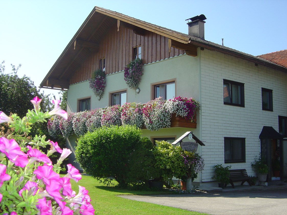 Monteurzimmer: Gästehaus Jedinger, Nähe SALZBURG,
Zufahrt direkt von der B 154 zwischen Mondsee und Straßwalchen - Gästehaus Jedinger