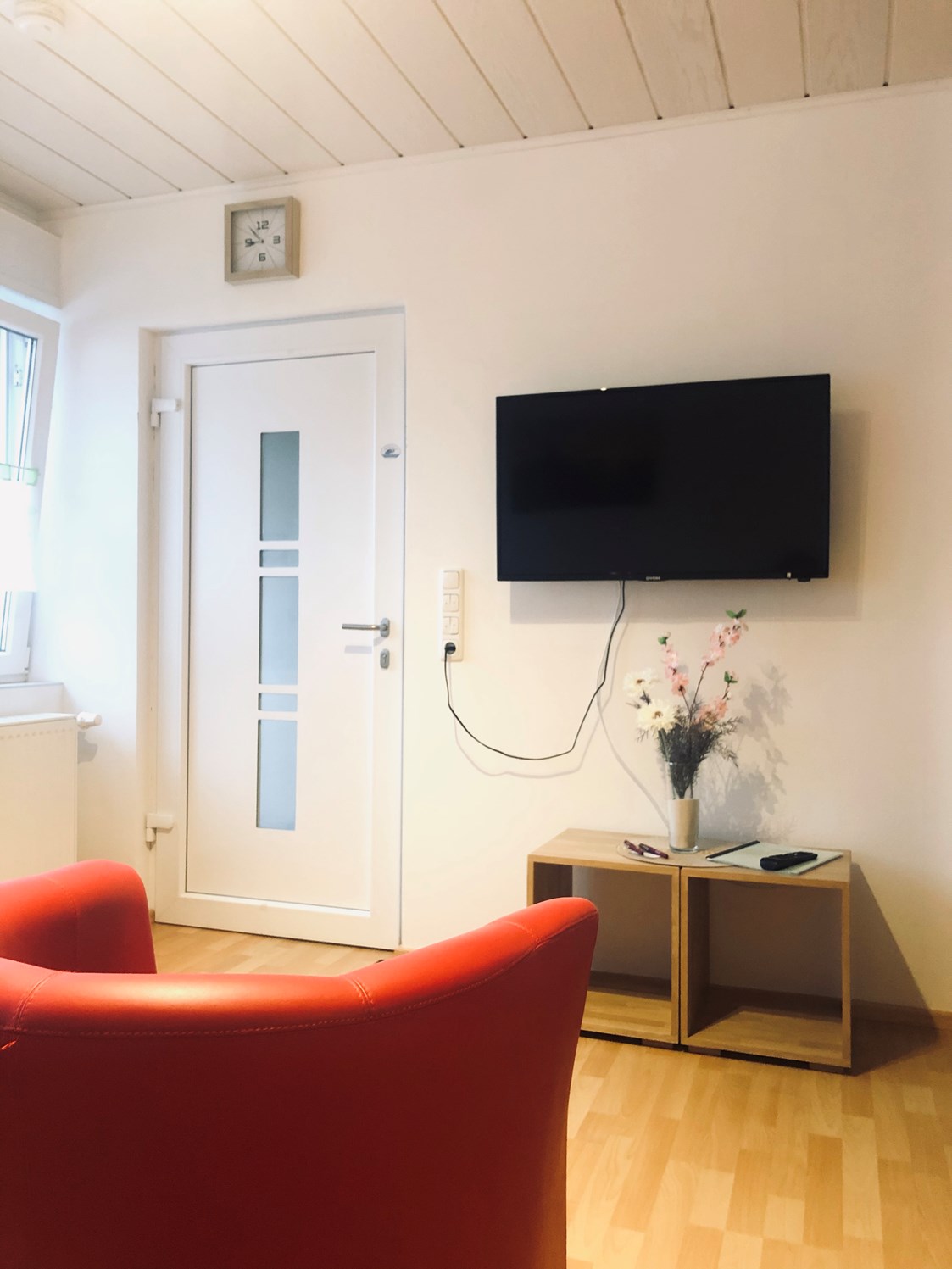 Monteurzimmer: Heller freundlicher TV - Wohnbereich mit Ein - Ausgang der Wohnung - Schlafen wie Zuhause Avianaart Monteur & Ferienwohnung 