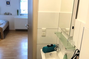 Monteurzimmer: Blick aus dem Badezimmer - Schlafen wie Zuhause Avianaart Monteur & Ferienwohnung 