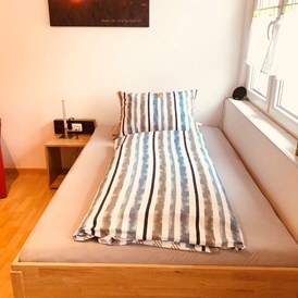 Monteurzimmer: Großes Bett 120 x 200 m - Schlafen wie Zuhause Avianaart Monteur & Ferienwohnung 
