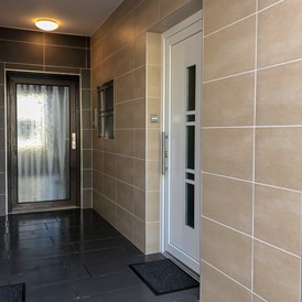 Monteurzimmer: Eingang zur Wohnung 2 - Schlafen wie Zuhause Avianaart Monteur & Ferienwohnung 