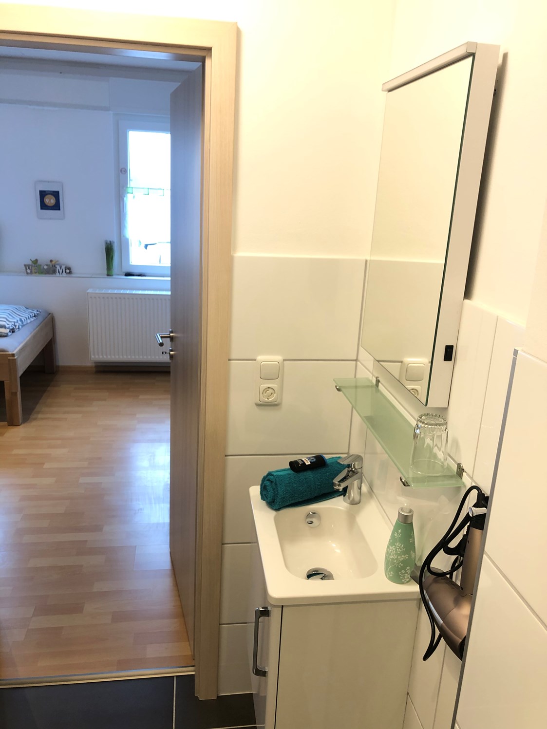 Monteurzimmer: Blick aus dem Badezimmer - Schlafen wie Zuhause Monteur und Ferienwohnungen Rahden