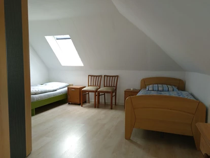 Monteurwohnung - Kaffeemaschine - Schleswig-Holstein - Doppelzimmer mit Einzelbetten im Monteurhaus in Oeversee. - Haus Barderup