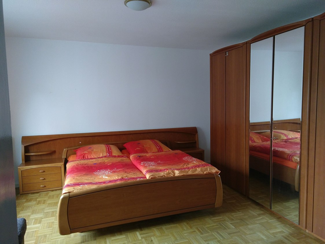 Monteurzimmer: Schlafzimmer mit Doppelbett und Kleiderschrank im Haus Baderup in Oeversee. - Haus Barderup