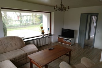 Monteurzimmer: Wohnzimmer mit Fernseher in der mOnteurunterkunft Haus Baderup in Oeversee. - Haus Barderup