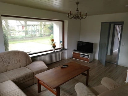 Monteurwohnung - Kaffeemaschine - Schleswig-Holstein - Wohnzimmer mit Fernseher in der mOnteurunterkunft Haus Baderup in Oeversee. - Haus Barderup