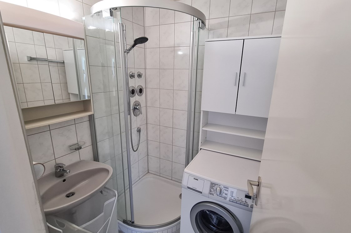Monteurwohnung: Badezimmer - Monteurwohnung in Sindelfingen,Mindestmietzeit 6 Monate, 17 Euro