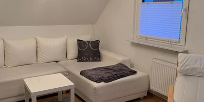 Monteurwohnung - Kühlschrank - Braunschweig - Wohnzimmer mit Couch - Gästehaus Vordorf