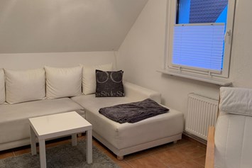 Monteurzimmer: Wohnzimmer mit Couch - Gästehaus Vordorf