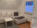 Monteurzimmer: Wohnzimmer mit Couch - Gästehaus Vordorf