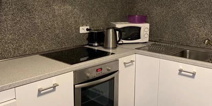 Monteurwohnung - Kühlschrank - Braunschweig - Küche mit Herd, Backofen - Gästehaus Vordorf