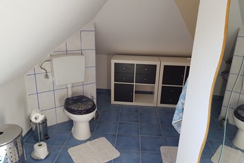 Monteurzimmer: Bad mit Dusche, WC, Waschbecken - Waldmeister