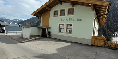 Monteurwohnung - Parkplatz: eigener Parkplatz vorhanden - Tiroler Oberland - Haus Bellevue