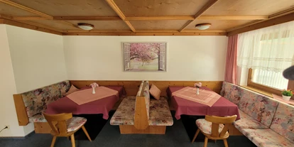 Monteurwohnung - Parkplatz: eigener Parkplatz vorhanden - Tiroler Oberland - Aufenthaltsraum/Küche  - Haus Bellevue