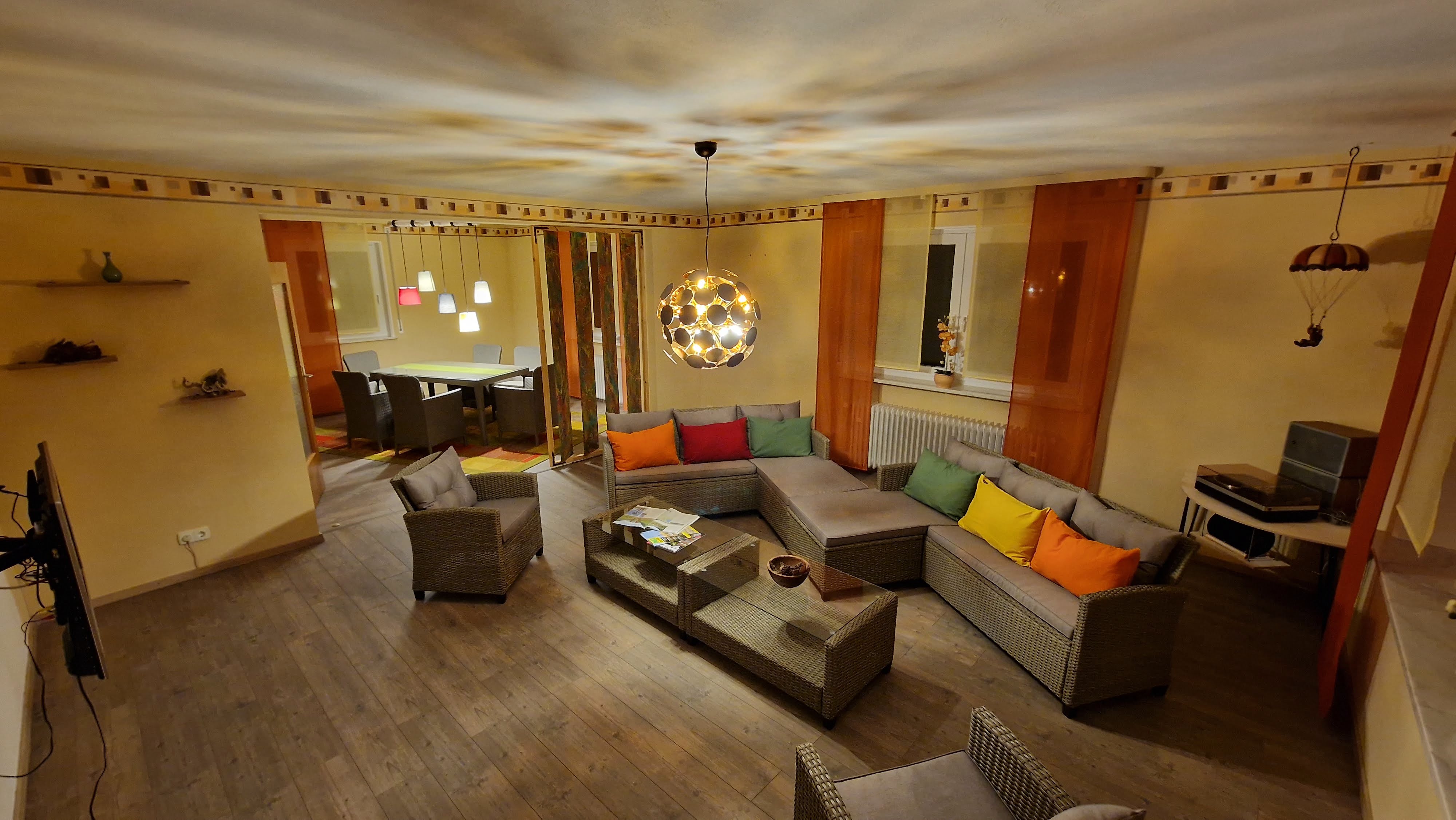 Monteurwohnung - Bettwäsche: Bettwäsche inklusive - Bayern - Wohn-/Esszimmer - Ferienwohnung Wiesental 3 Schlafzimmer 6 Personen