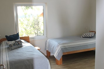 Monteurzimmer: Schlafzimmer mit 2 Einzelbetten - Ferienhaus "NaturPur"