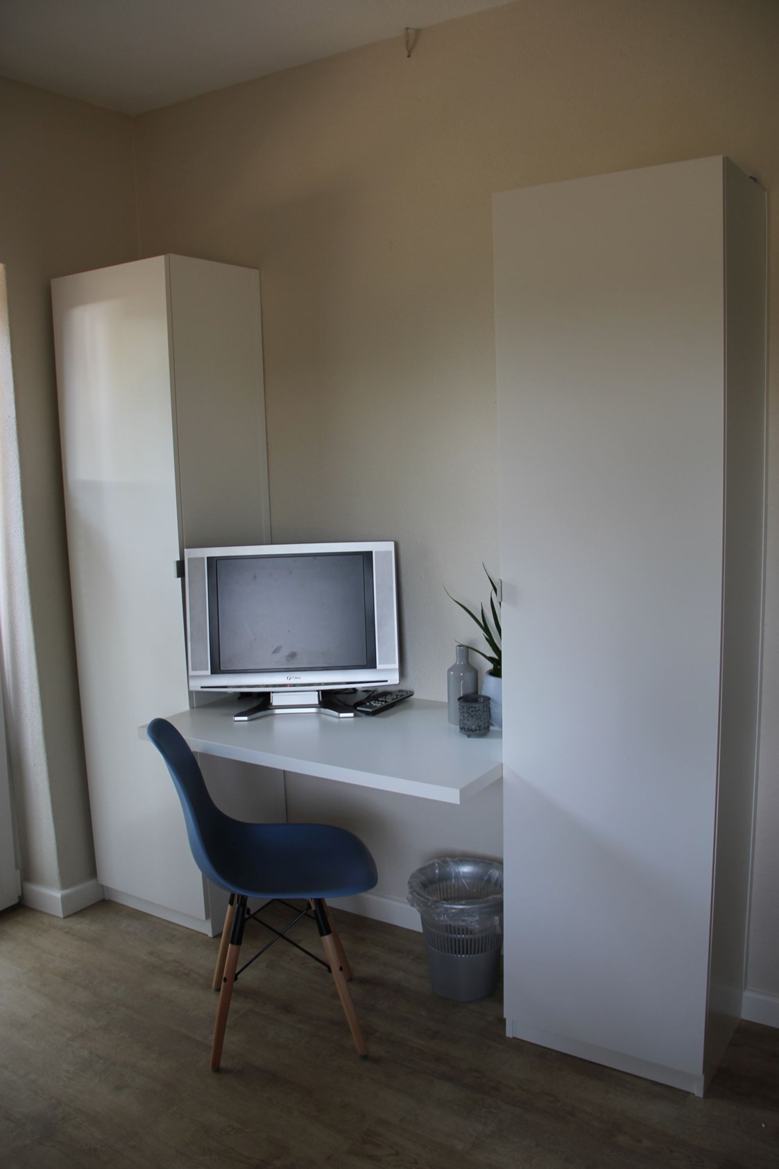 Monteurzimmer: Fernseher, Schreibtisch und Kleiderschränke im Schlafzimmer - Ferienhaus "NaturPur"