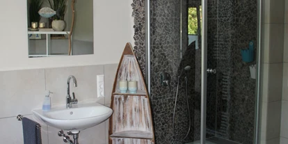 Monteurwohnung - Badezimmer: eigenes Bad - Münsterland - Dusche und Waschbecken - Ferienhaus "NaturPur"