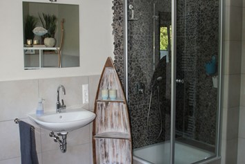 Monteurzimmer: Dusche und Waschbecken - Ferienhaus "NaturPur"