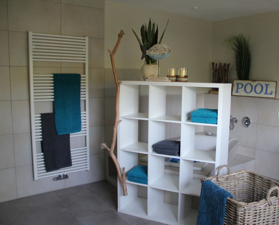 Monteurzimmer: Badewanne und viel Ablagemöglichkeit im Badezimmer - Ferienhaus "NaturPur"