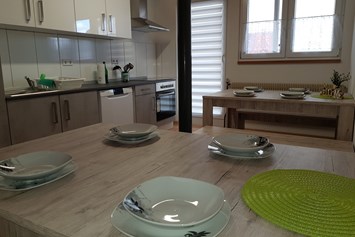 Monteurzimmer: Küche mit Essplatz - Monteurunterkunft Ochsen 