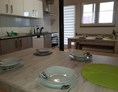 Monteurzimmer: Küche mit Essplatz - Monteurunterkunft Ochsen 
