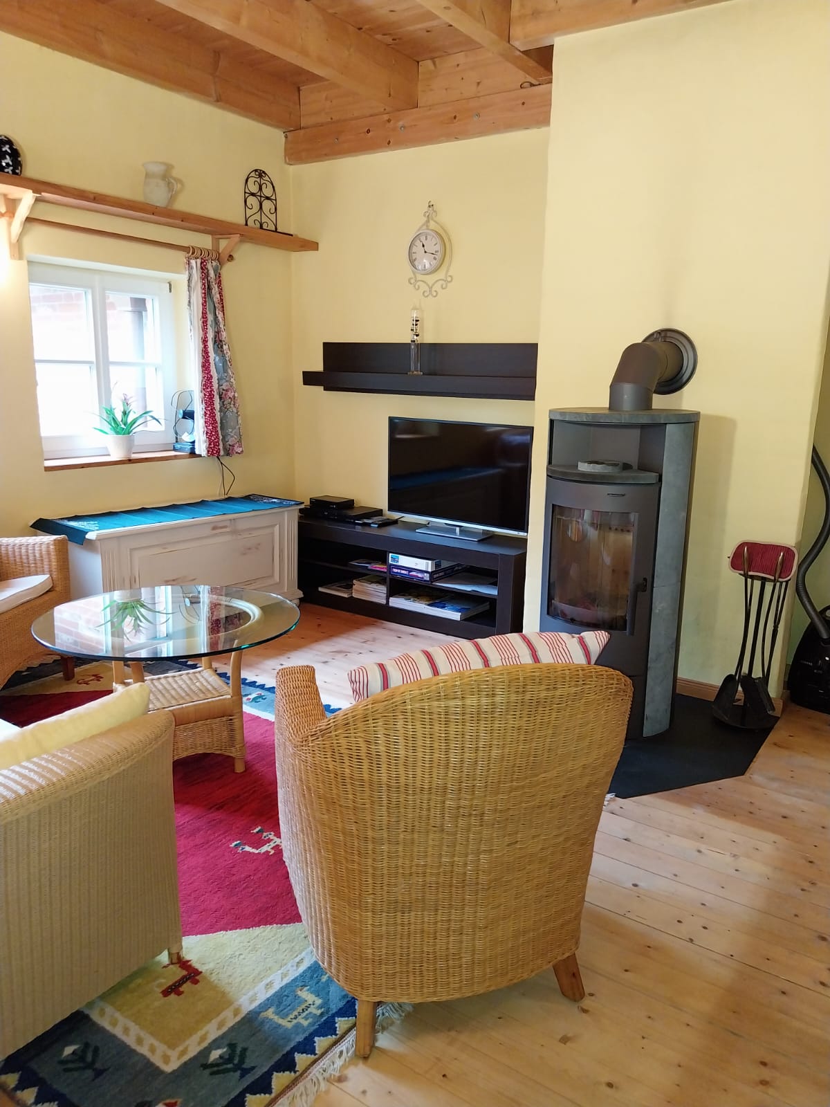 Monteurwohnung - Kaffeemaschine - Wilhelmshaven - Gemütliches Wohnzimmer - Landhaus Vreburg Nordenham Katrin und Thorsten Steiner