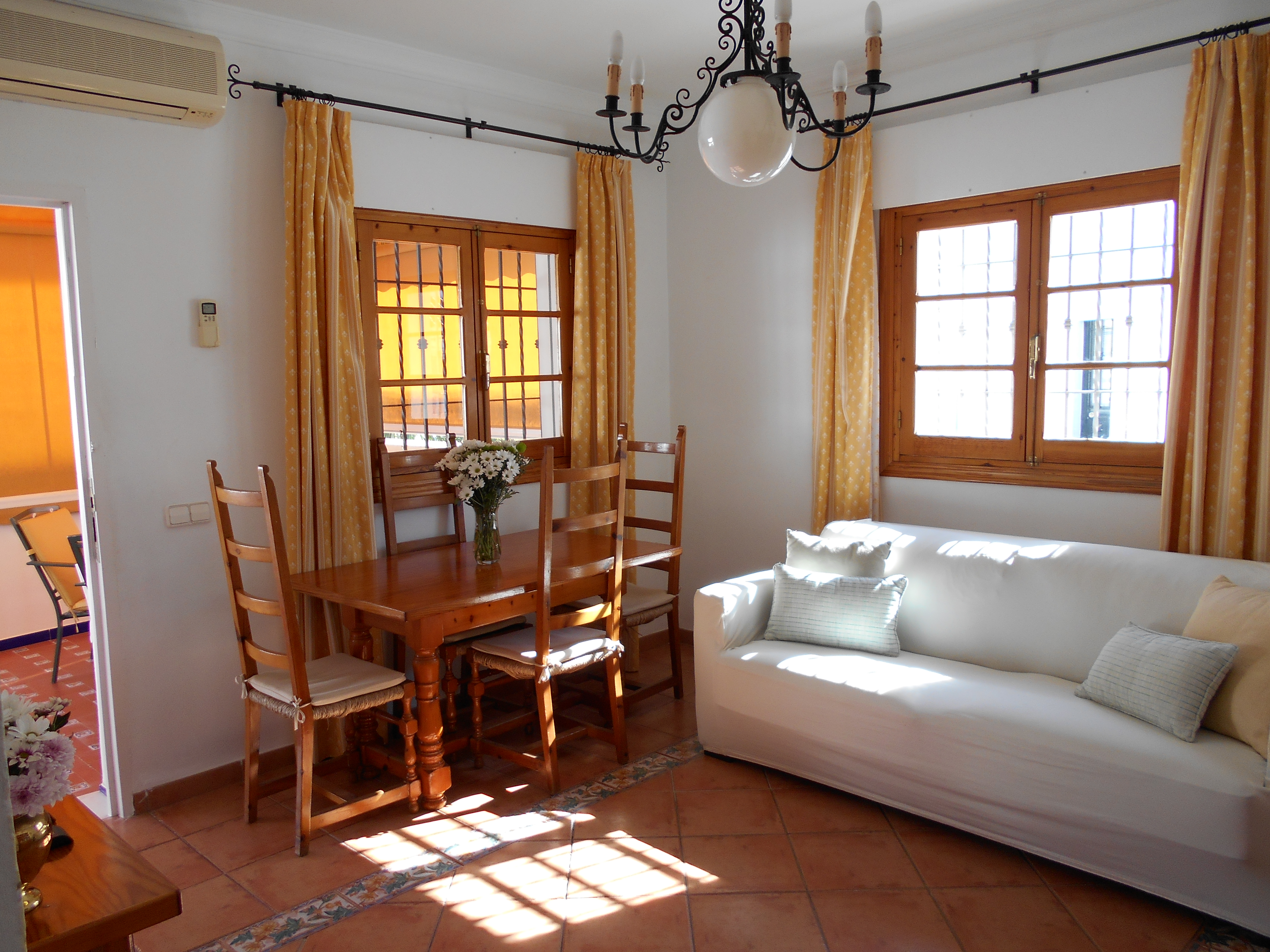 Monteurzimmer: Salon met air conditioning (warm/koud), TV (Nederlandse programmes), internet en bedbank. - Apartamento Caracola