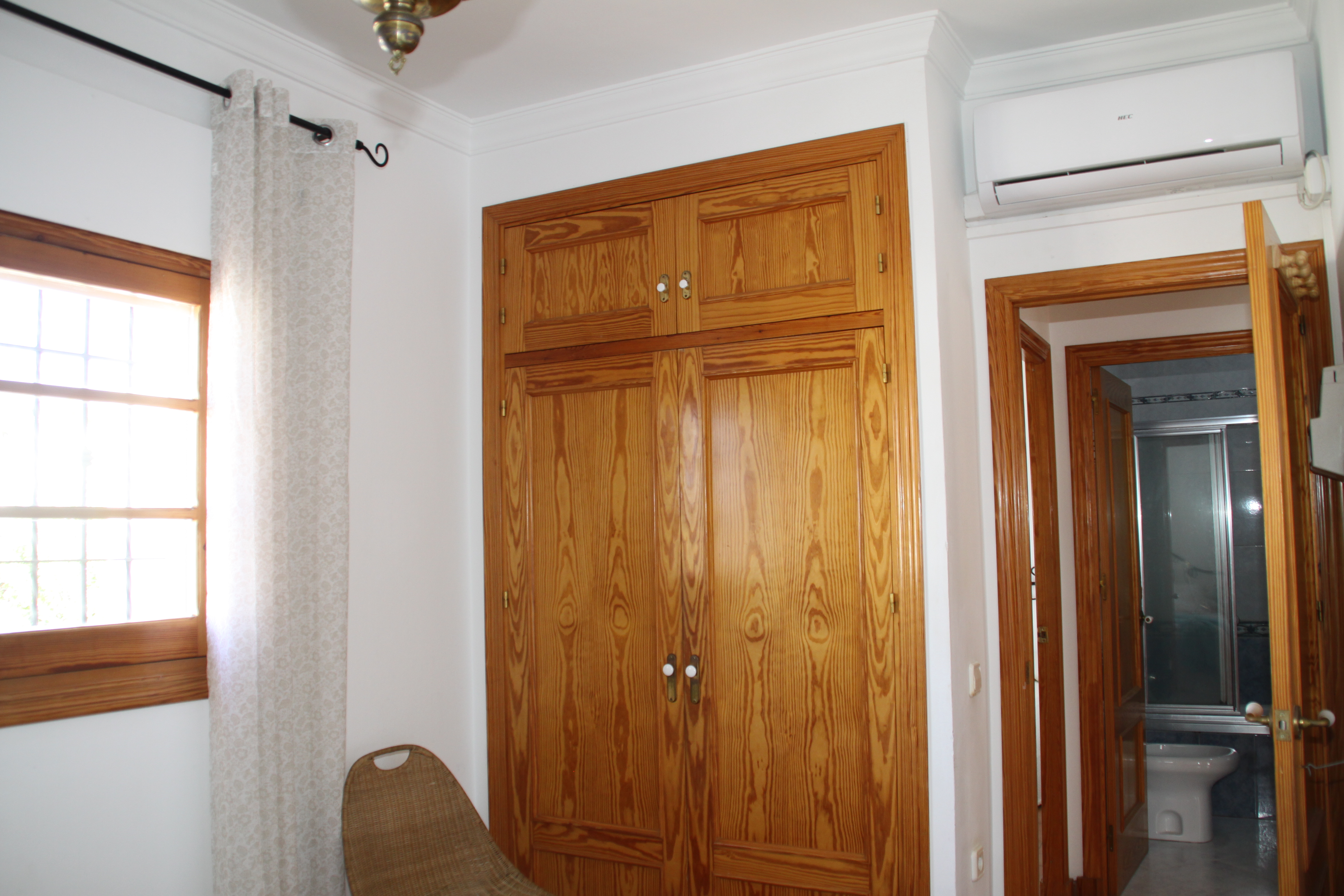 Monteurzimmer: Schlafzimmer mit eingebautem Kleiderschrank / Wandschrank und Klimaanlage (warm/kalt) - Apartamento Caracola